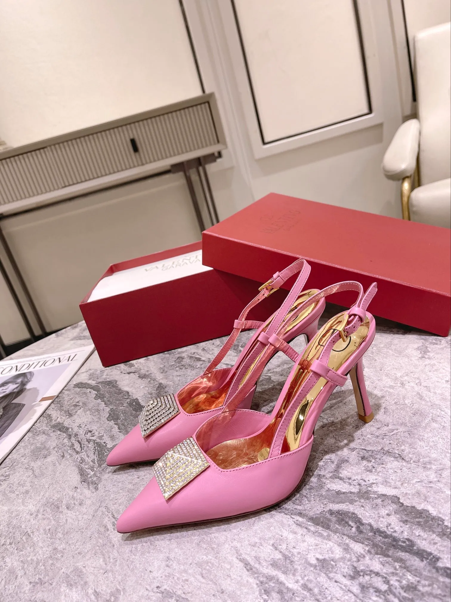 👟👟Ex-factory price 400👟👟 Genuine leather sole +40 Top version 𝑉𝐴𝐿𝐸𝑁𝑇𝐼𝑁𝑂 Valentino new autumn and winter women's back hollow sandals. The unique [pyramid] large rivet hardware [hand-made diamonds] brings out a full sense of high-end, and the new season will live up to expectations! Worth buying ★Imported sheepskin is absolutely high-grade ❥Original method, absolutely sensual ❥Elegant style, creating a different feeling, simple and elegant style!  Code number: 35-41 (34-42 customized) Fabric: Imported sheepskin Lining: Lined sheepskin Heel height: 8cm Leather outsole Rubber outsole